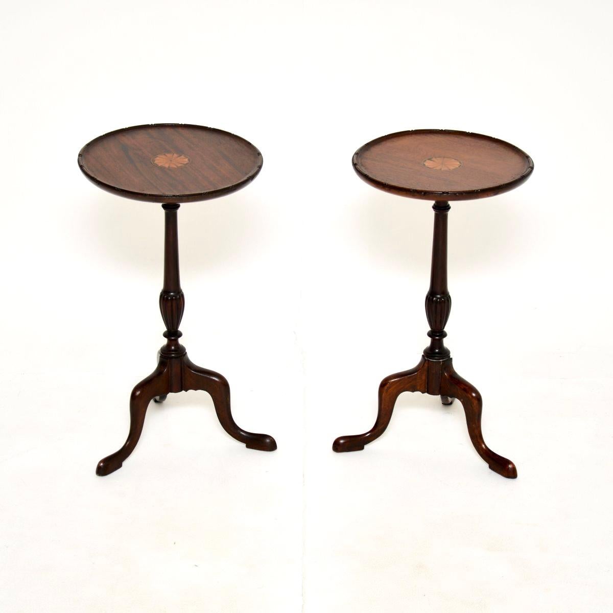 Une paire de tables à vin antiques élégantes et extrêmement bien faites. Fabriqués en Angleterre, ils datent d'environ 1900-1910.

Ils sont d'une superbe qualité et d'une taille très utile. Ils sont parfaits pour poser des boissons et des objets,