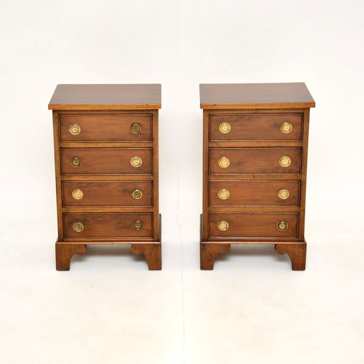 Una bella coppia di antichi comodini in legno di tasso in stile georgiano. Sono stati prodotti in Inghilterra e risalgono agli anni '30 circa.

Sono di qualità eccellente, di dimensioni ridotte e molto utili. Ognuno di essi ha quattro cassetti con