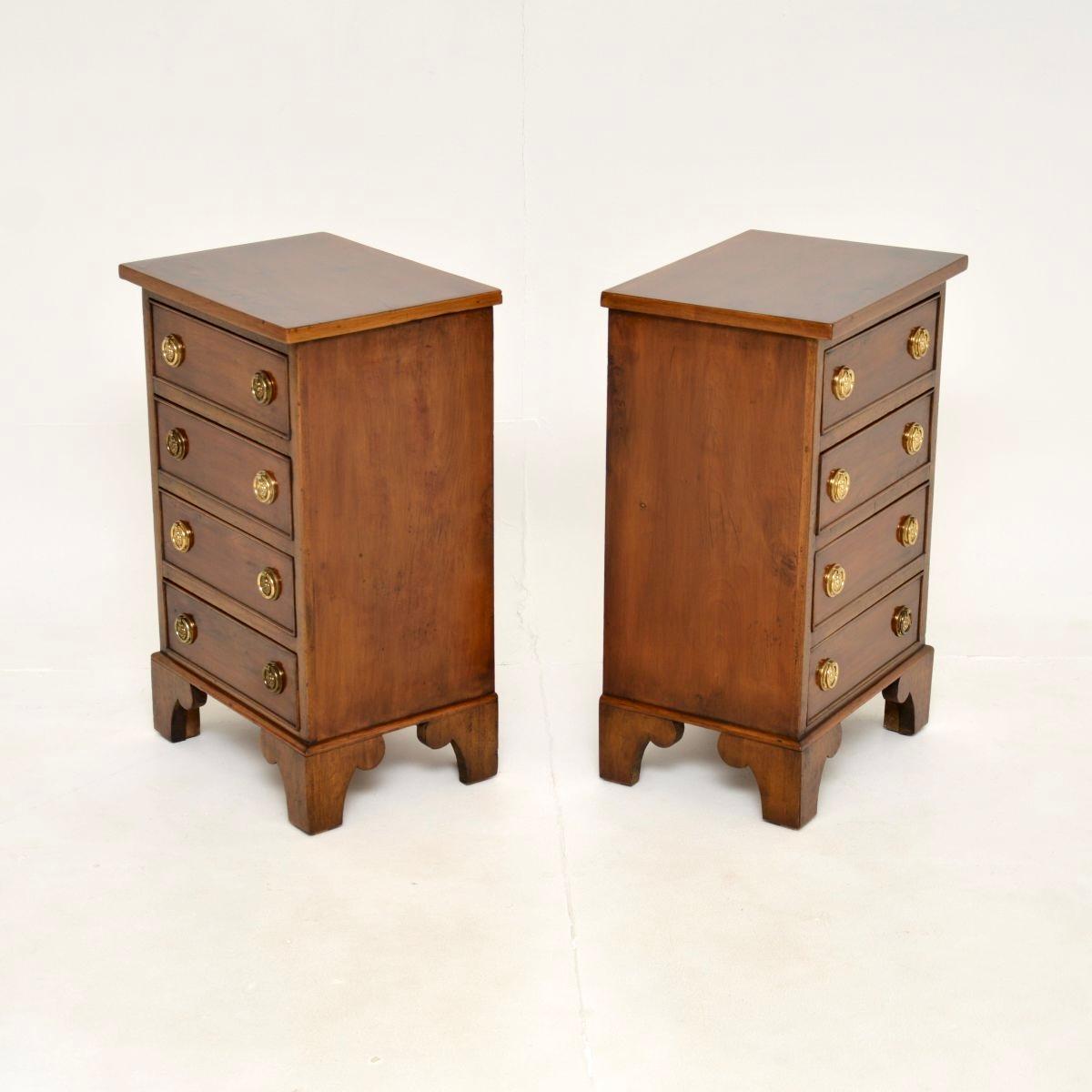 Britannico Coppia di comò in legno di tasso in stile georgiano antico in vendita