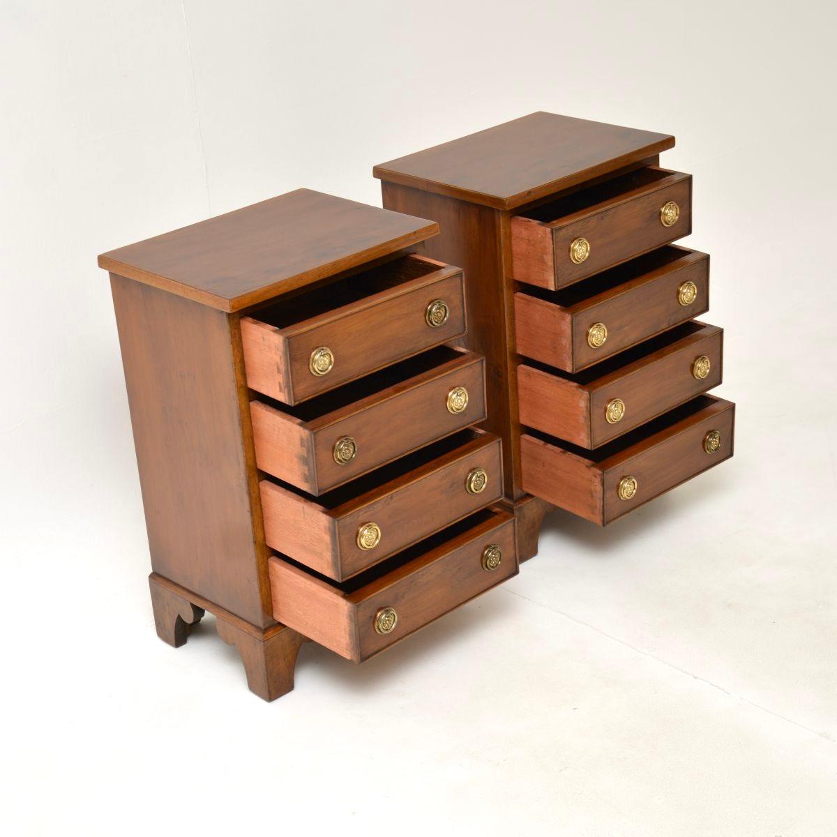 Coppia di comò in legno di tasso in stile georgiano antico In condizioni buone in vendita a London, GB