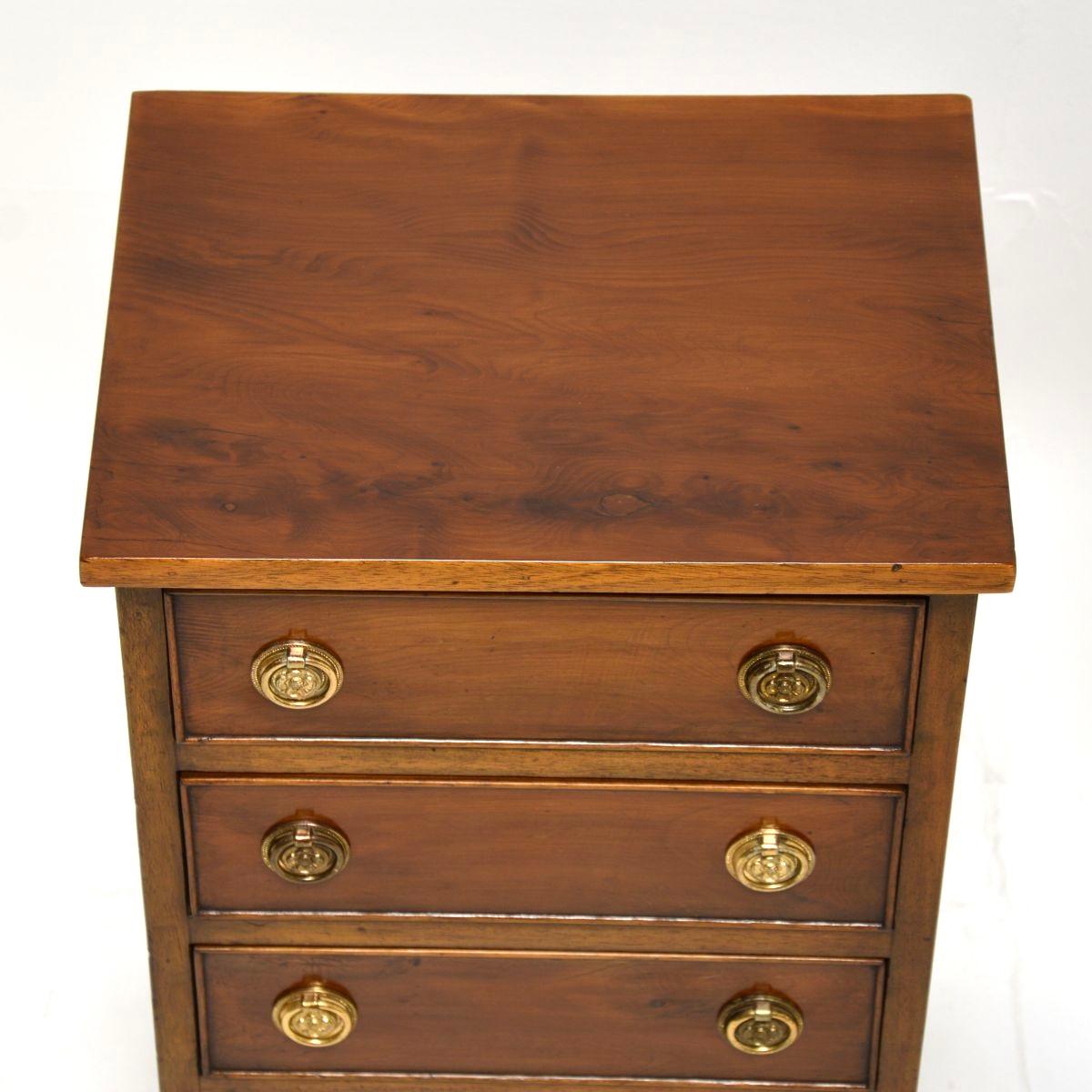 Metà XX secolo Coppia di comò in legno di tasso in stile georgiano antico in vendita