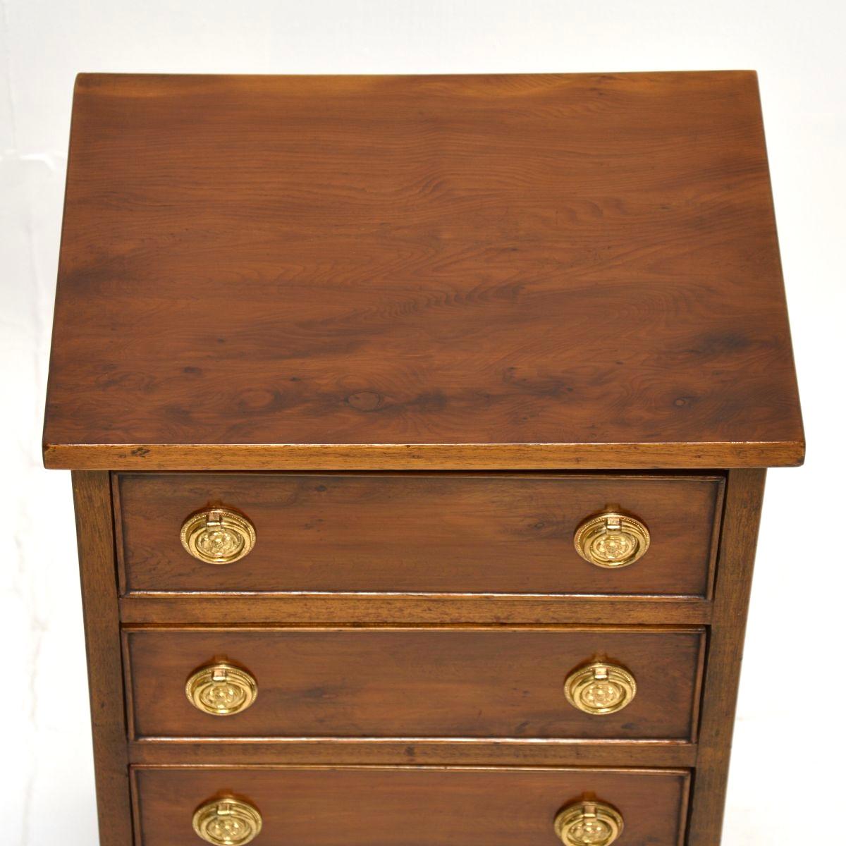 Ottone Coppia di comò in legno di tasso in stile georgiano antico in vendita