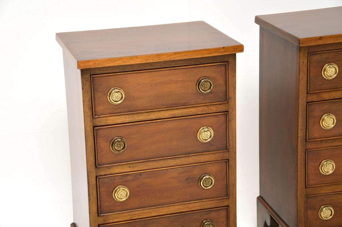 Coppia di comò in legno di tasso in stile georgiano antico in vendita 1