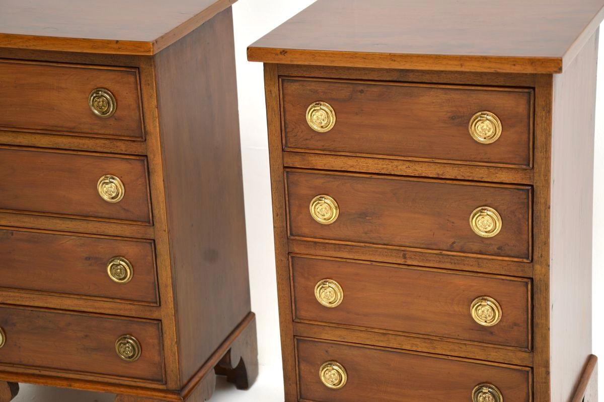 Coppia di comò in legno di tasso in stile georgiano antico in vendita 2