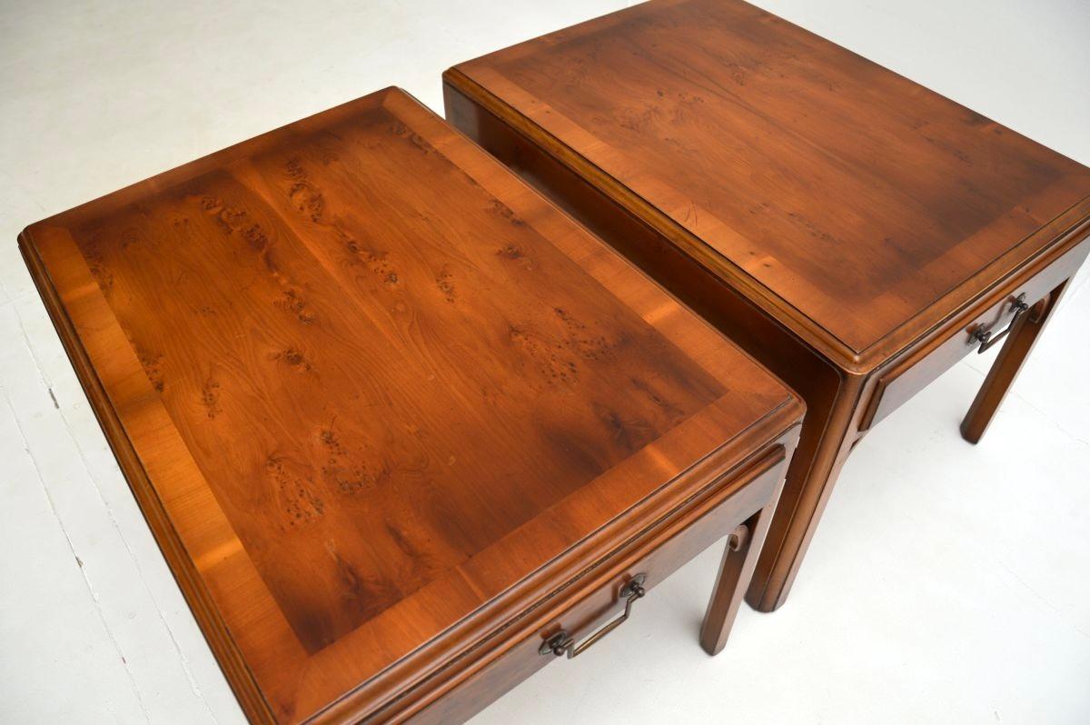 Pareja de Mesas Auxiliares Antiguas de Madera de Tejo de Estilo Georgiano en venta 5