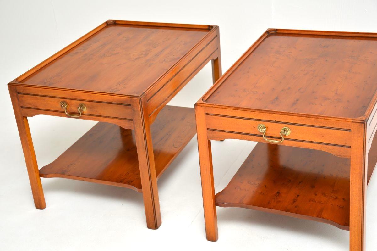 Paire de tables d'appoint anciennes en bois d'if de style géorgien en vente 3