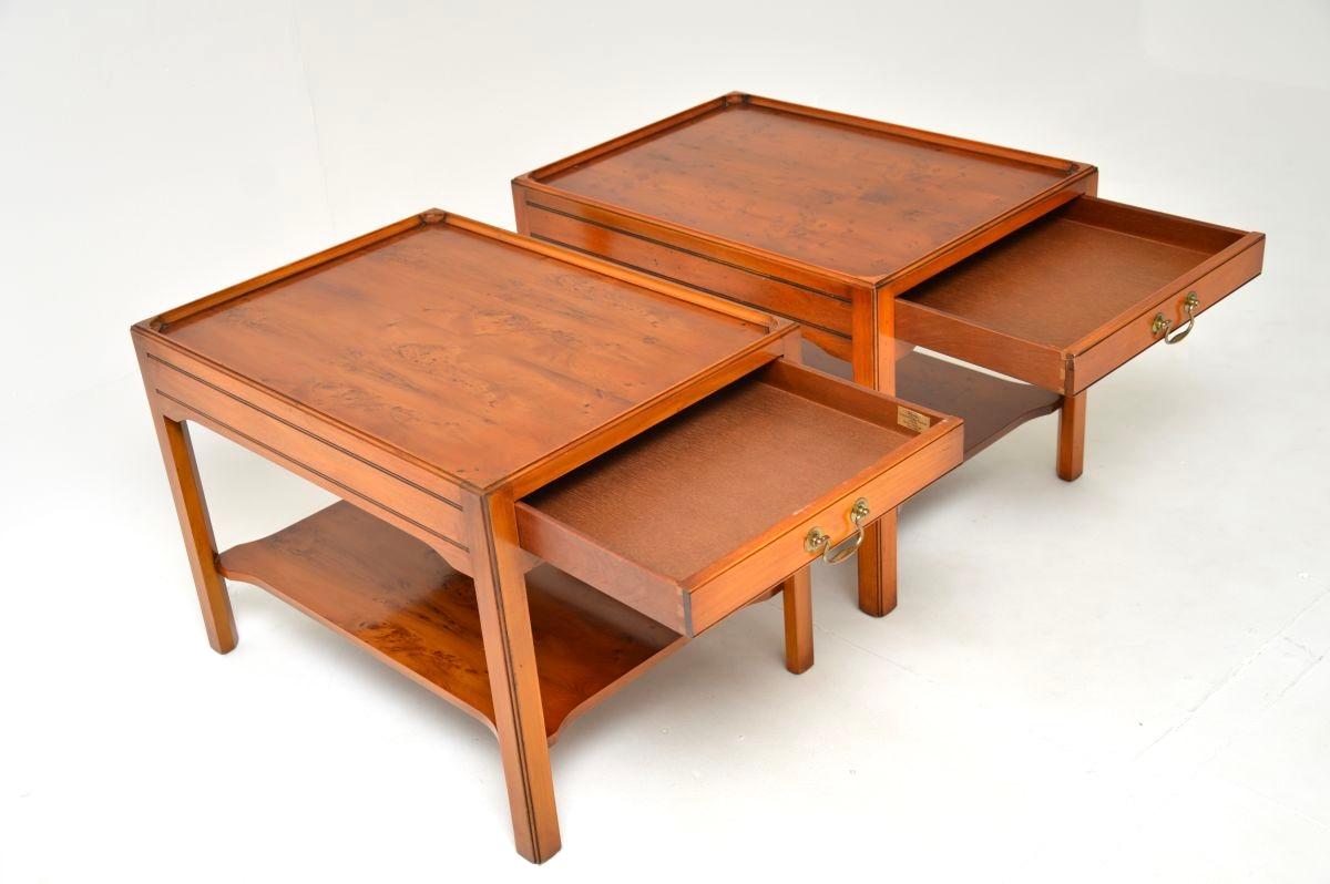 Paire de tables d'appoint anciennes en bois d'if de style géorgien en vente 4