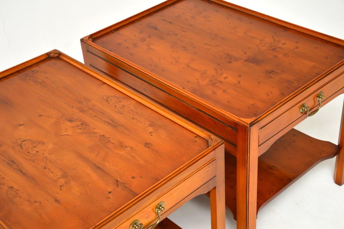 Paire de tables d'appoint anciennes en bois d'if de style géorgien en vente 5