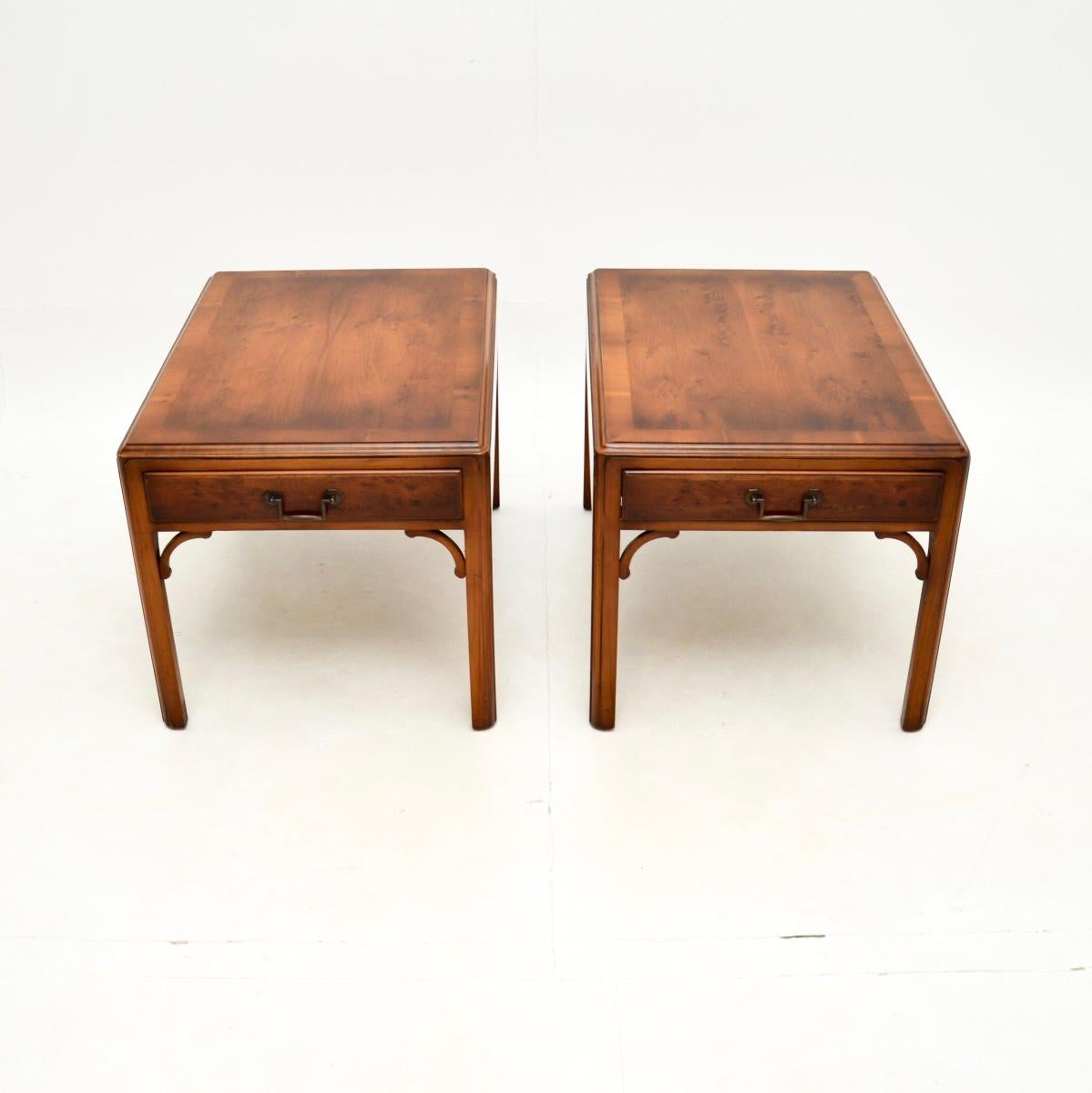 Pareja de Mesas Auxiliares Antiguas de Madera de Tejo de Estilo Georgiano Británico en venta