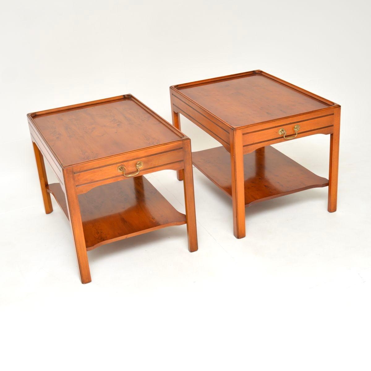 Georgien Paire de tables d'appoint anciennes en bois d'if de style géorgien en vente