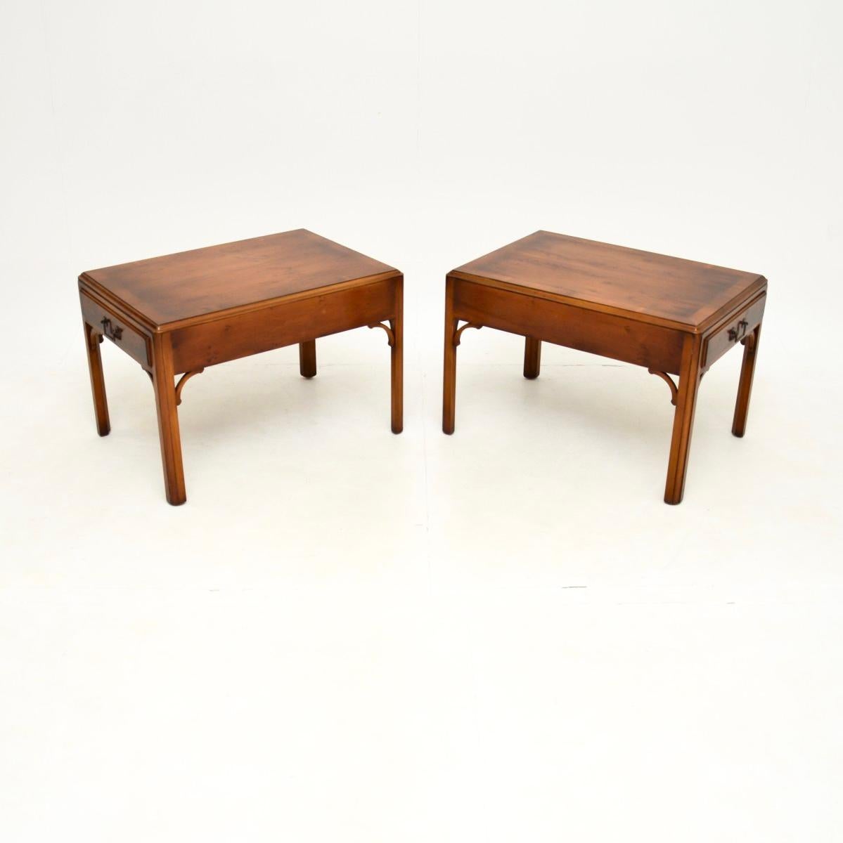 Pareja de Mesas Auxiliares Antiguas de Madera de Tejo de Estilo Georgiano en Bueno estado para la venta en London, GB