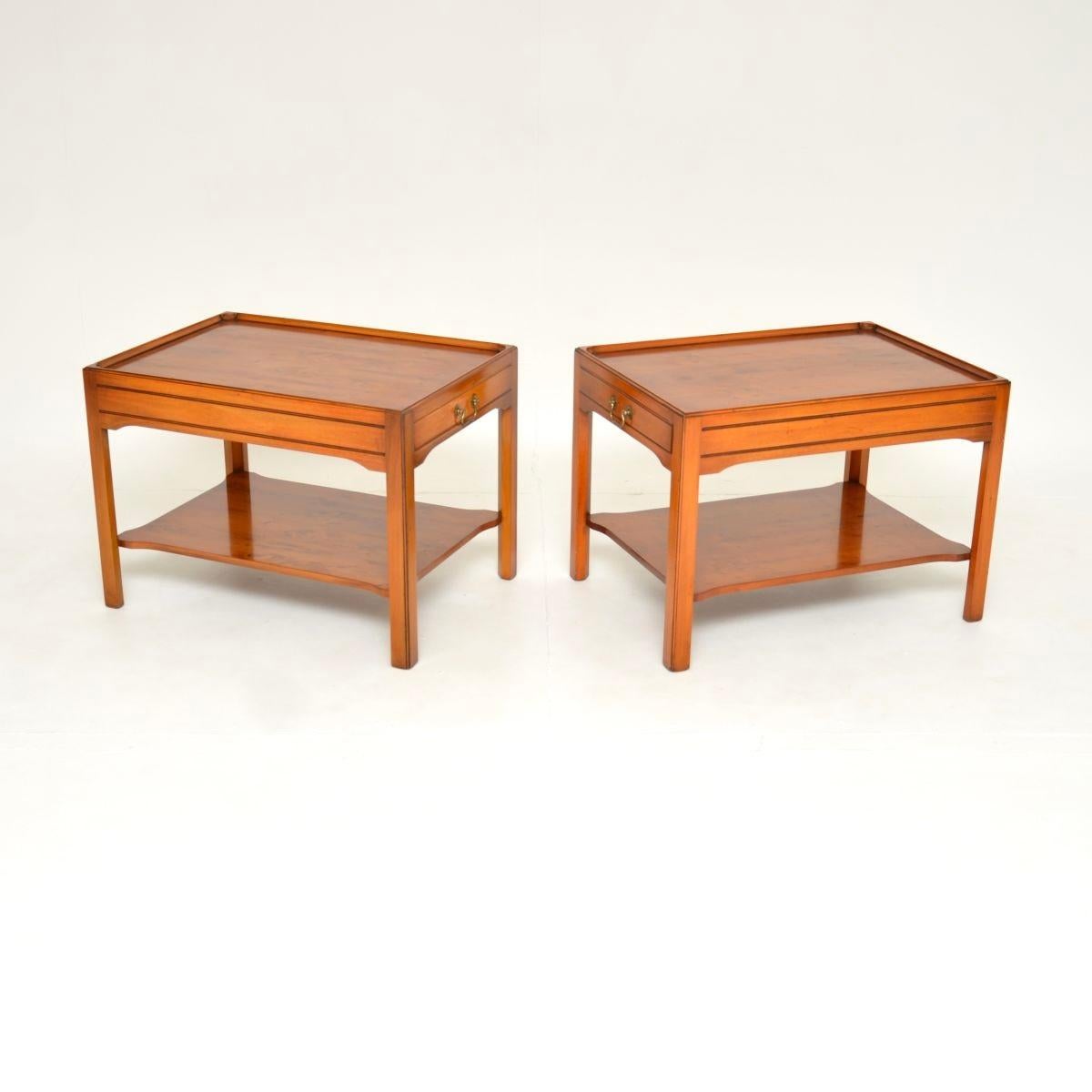 Britannique Paire de tables d'appoint anciennes en bois d'if de style géorgien en vente