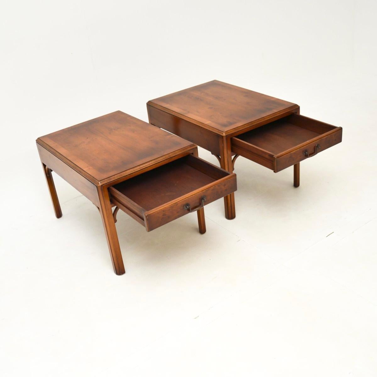 Pareja de Mesas Auxiliares Antiguas de Madera de Tejo de Estilo Georgiano en venta 1