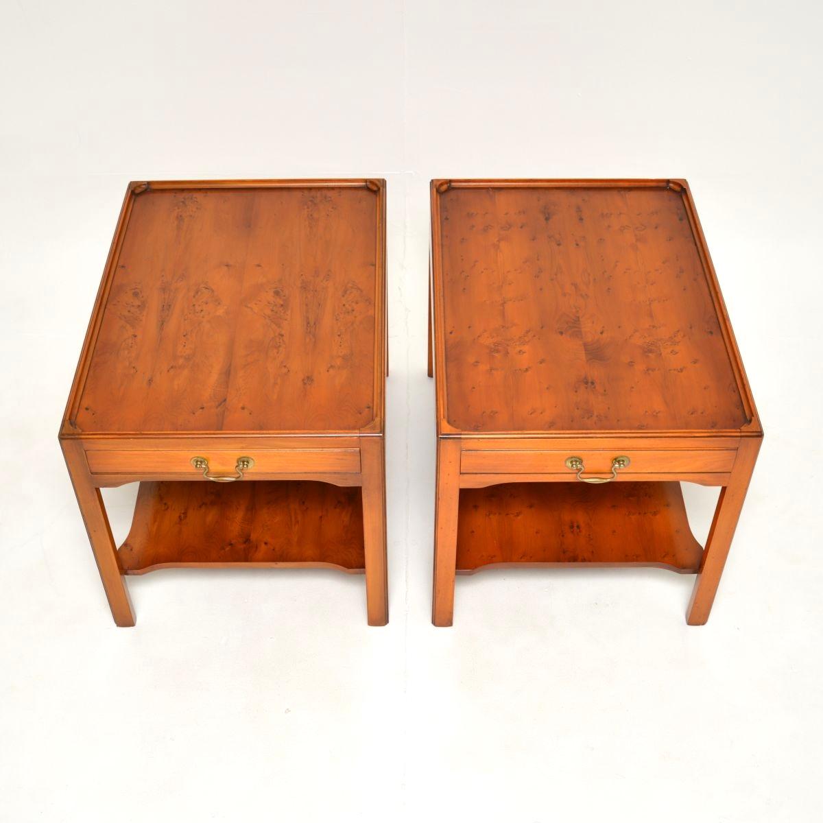 Milieu du XXe siècle Paire de tables d'appoint anciennes en bois d'if de style géorgien en vente