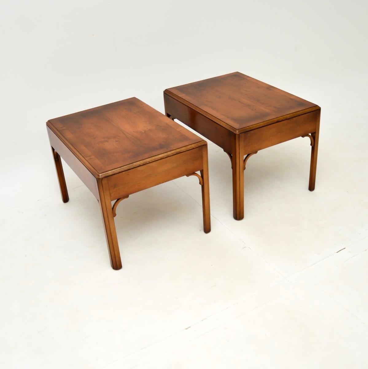Pareja de Mesas Auxiliares Antiguas de Madera de Tejo de Estilo Georgiano en venta 2