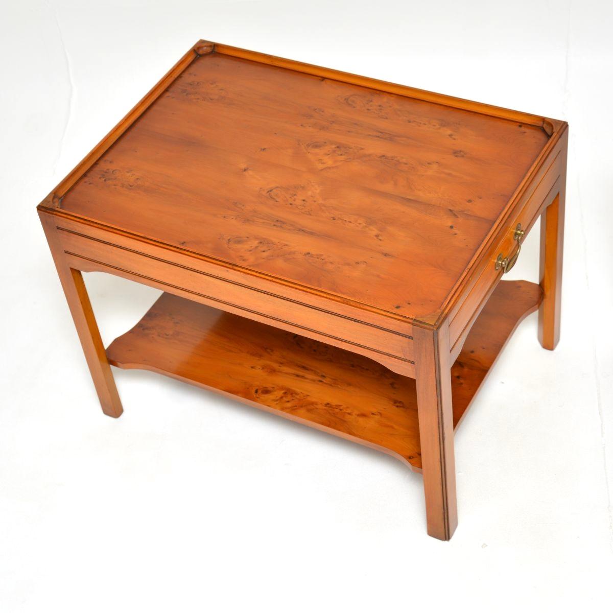 If Paire de tables d'appoint anciennes en bois d'if de style géorgien en vente