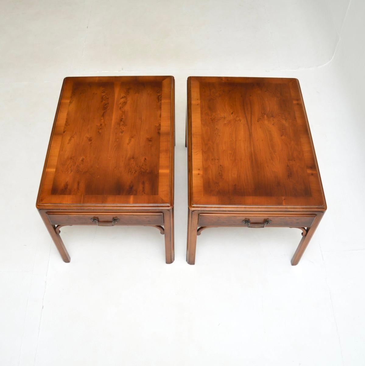 Pareja de Mesas Auxiliares Antiguas de Madera de Tejo de Estilo Georgiano en venta 3
