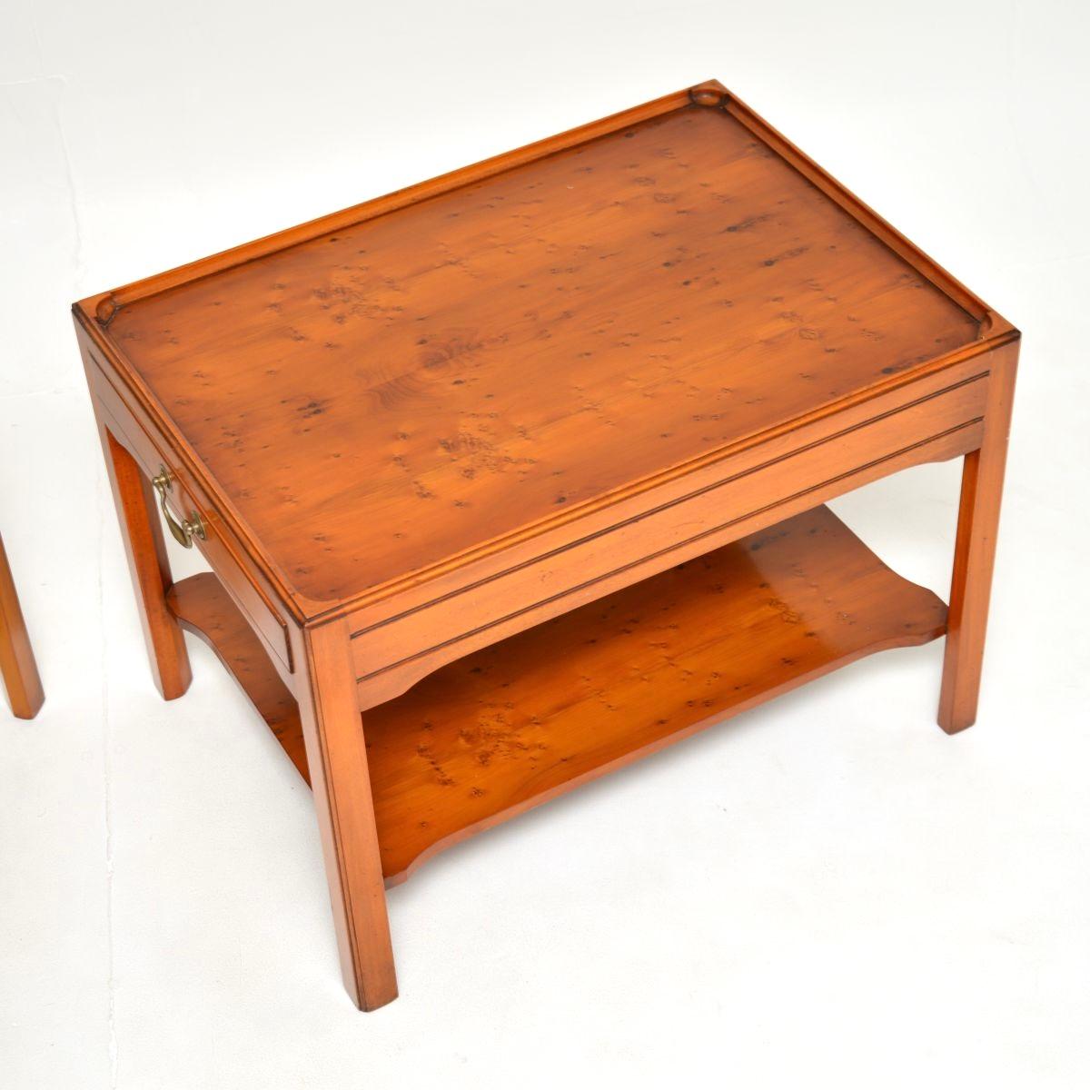 Paire de tables d'appoint anciennes en bois d'if de style géorgien en vente 1