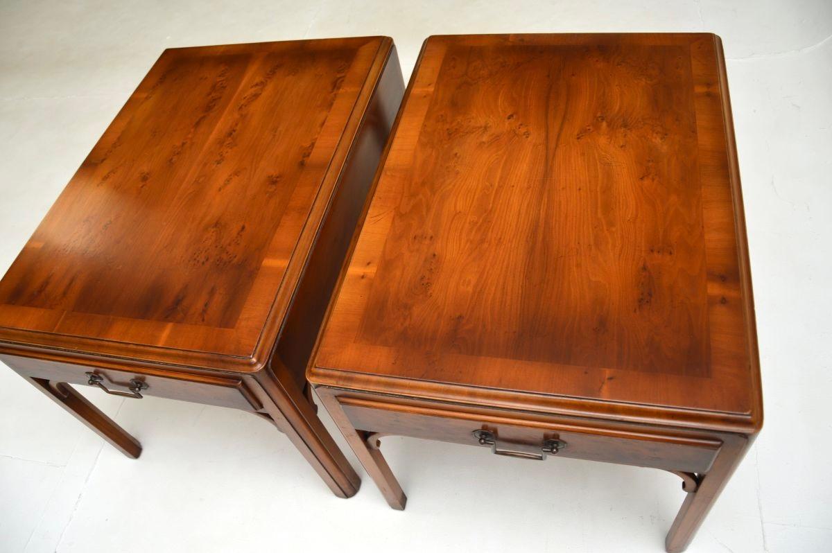 Pareja de Mesas Auxiliares Antiguas de Madera de Tejo de Estilo Georgiano en venta 4