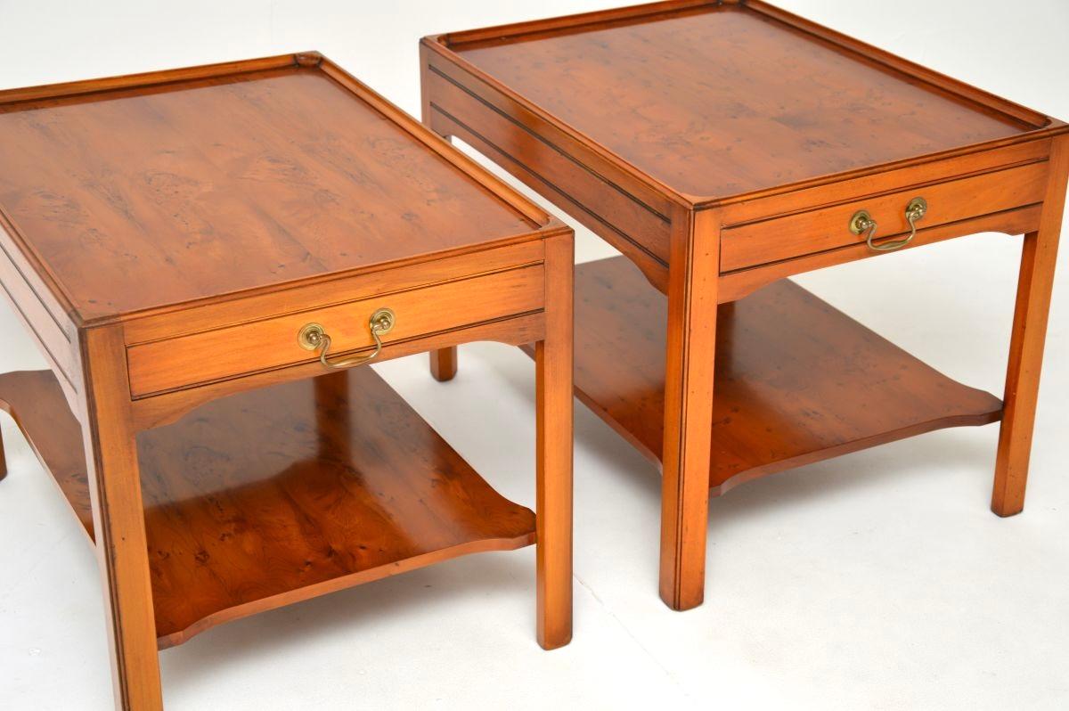 Paire de tables d'appoint anciennes en bois d'if de style géorgien en vente 2