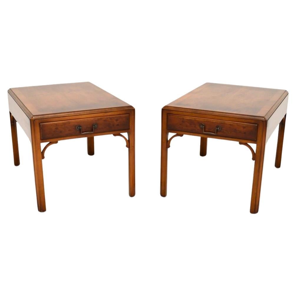 Paire de tables d'appoint anciennes en bois d'if de style géorgien