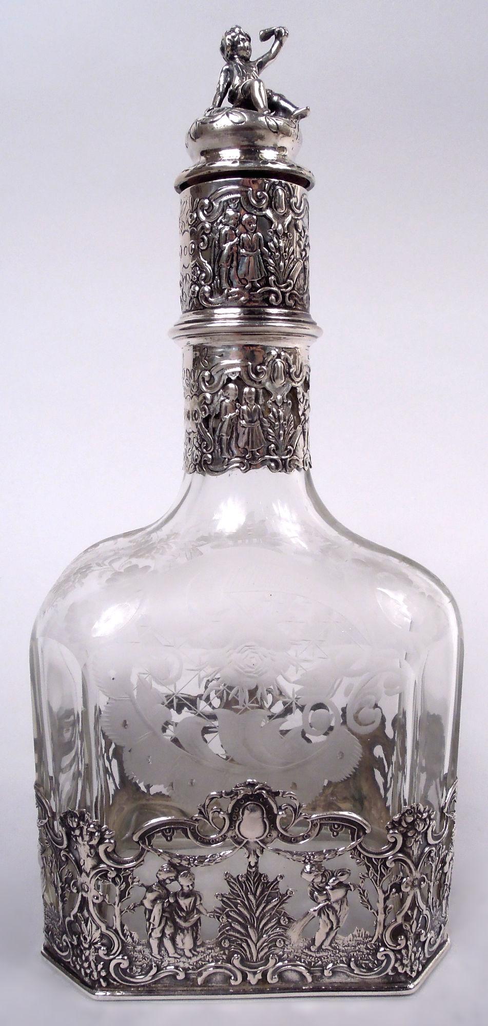Paar deutsche Rokoko-Karaffen, um 1900. Jede: Glasflasche mit abgeschrägter geradliniger Schale und zylindrischem Hals. Angewandtes Bildsilber, das Männer und Frauen in alten Zeiten bei der Pflege ihrer Gärten zeigt. Süß und zart mit allegorischen