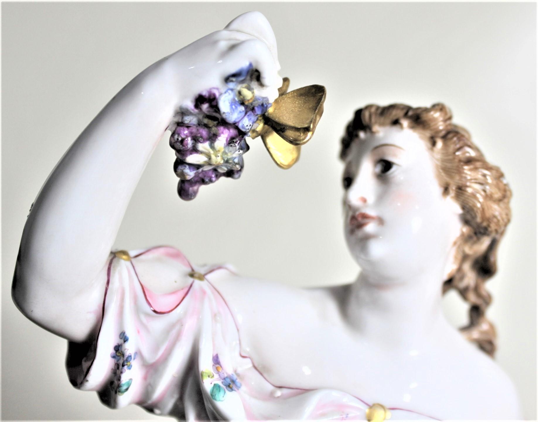 Paire de figurines féminines anciennes en porcelaine allemande ou autrichienne récoltant des raisins en vente 9
