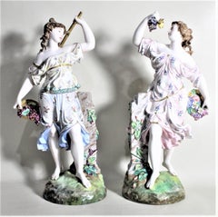 Paar antike weibliche Porzellanfiguren aus deutschem oder österreichischem Porzellan zur Traubenernte, Paar