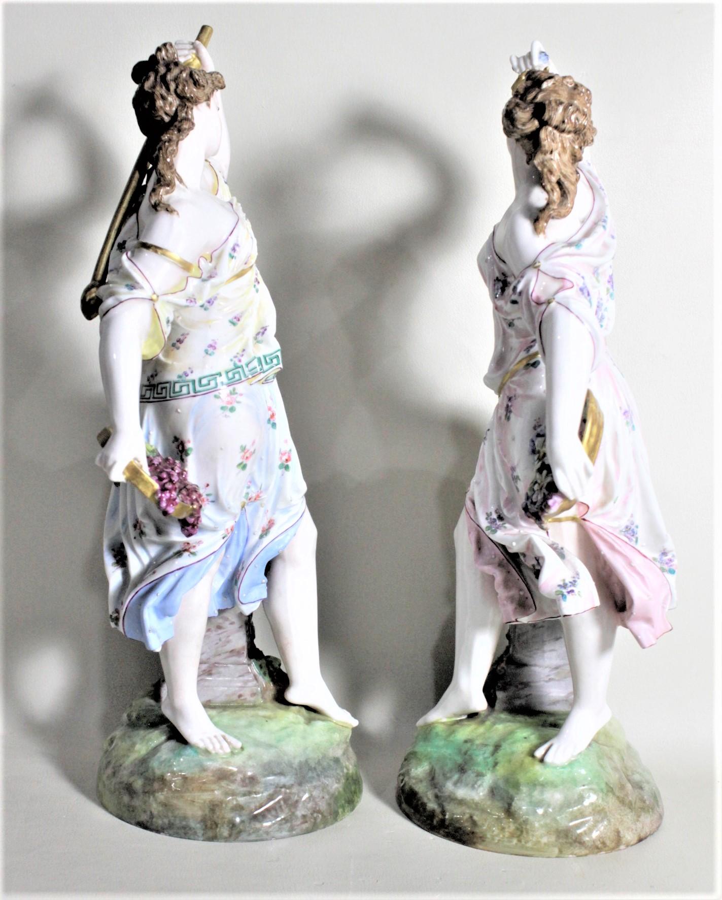 Peint à la main Paire de figurines féminines anciennes en porcelaine allemande ou autrichienne récoltant des raisins en vente