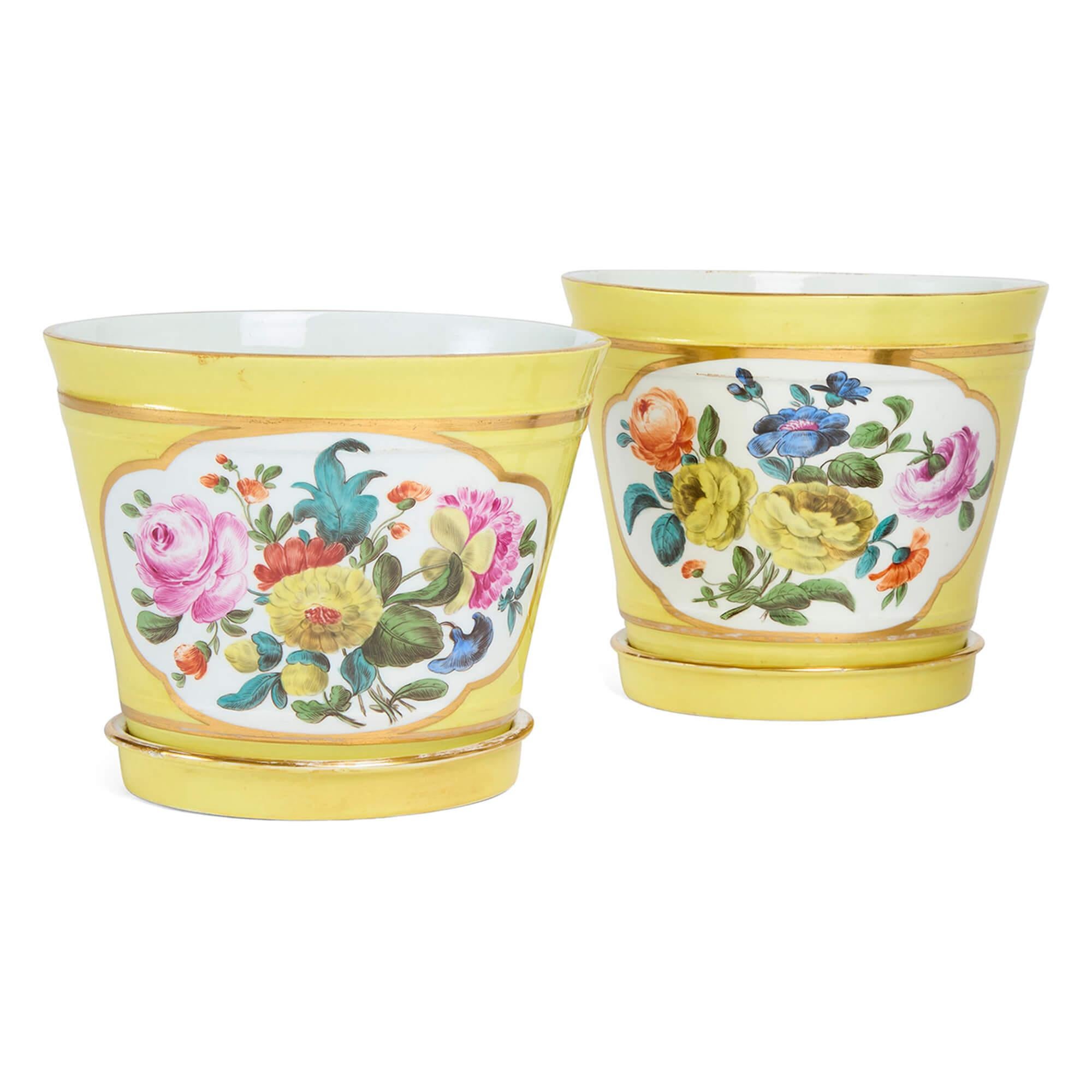 Pareja de antiguos cacharros alemanes de porcelana pintada de Meissen 
Alemán, principios del siglo XX 
Altura 16 cm, diámetro 17 cm

Un llamativo par de cacharros de porcelana de principios del siglo XX de Meissen, estos recipientes decorativos son