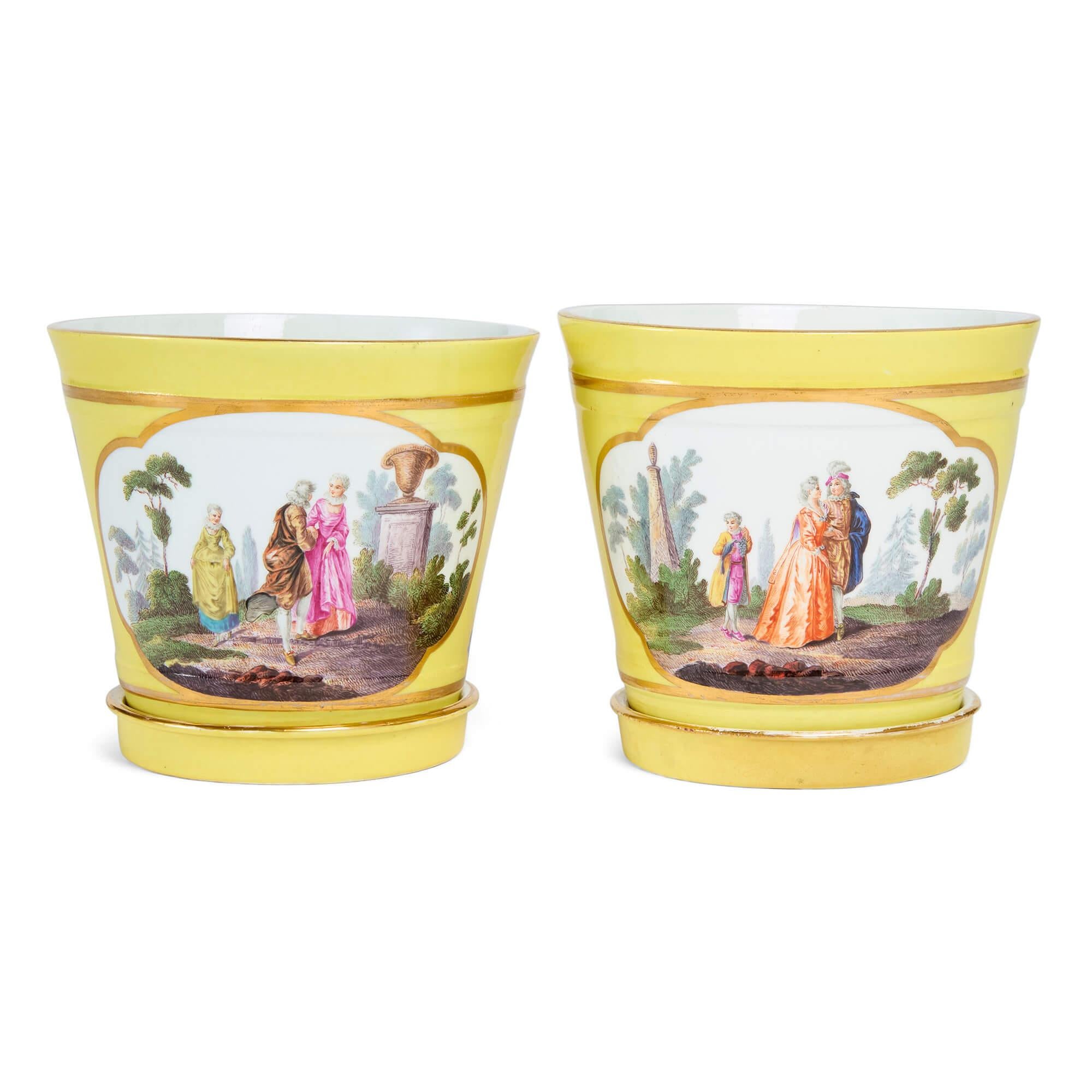 Pareja de antiguos cacharros alemanes de porcelana pintada de Meissen Rococó en venta