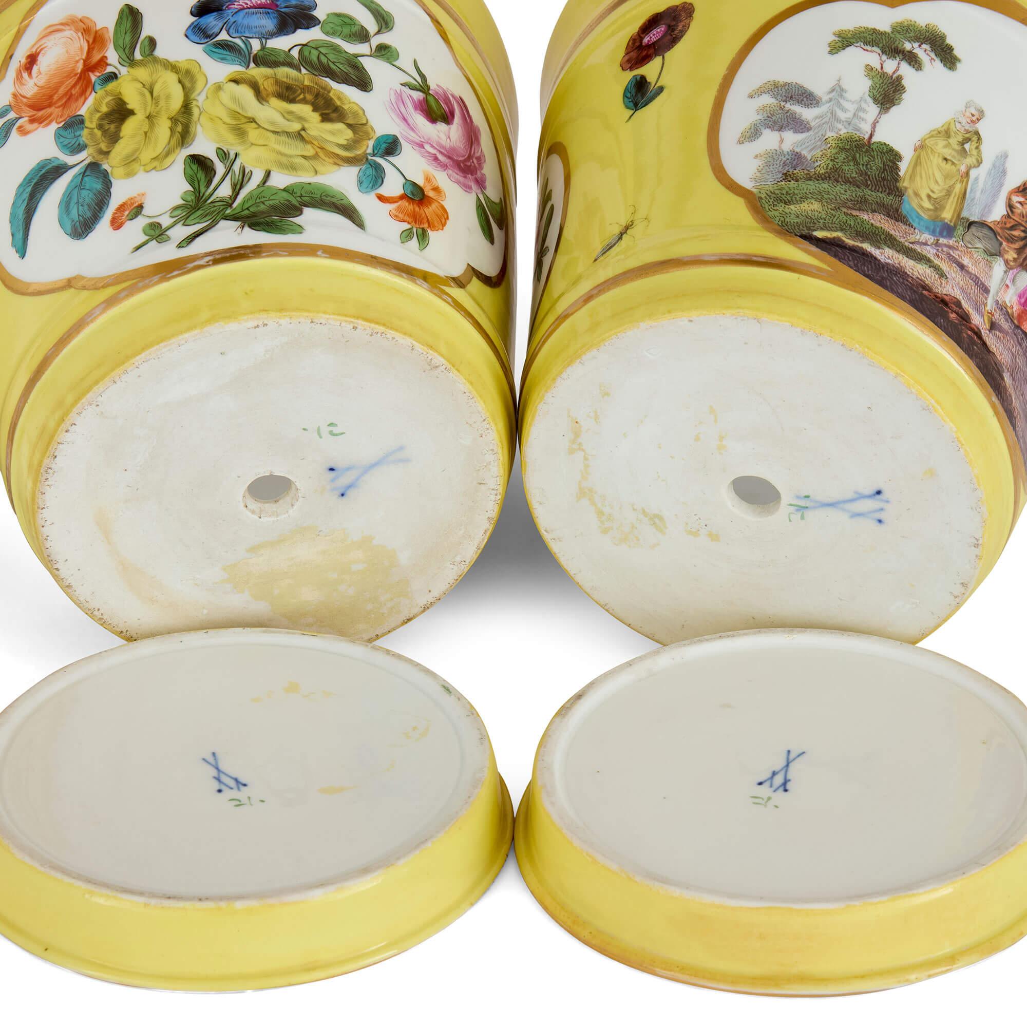 Pareja de antiguos cacharros alemanes de porcelana pintada de Meissen Porcelana en venta