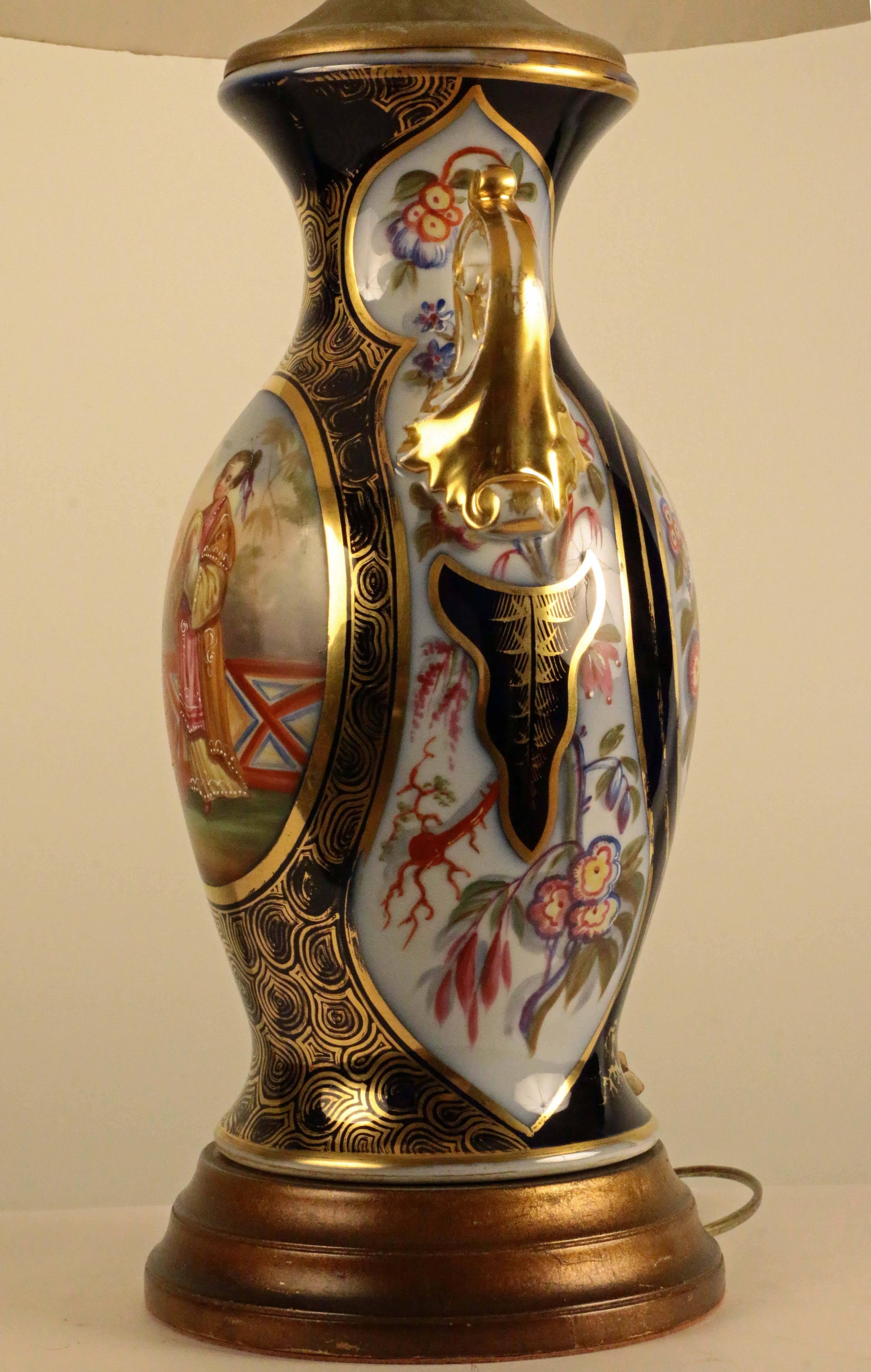 Allemand Paire de vases balustres en porcelaine allemande ancienne de style chinoiserie, convertis en lampes en vente