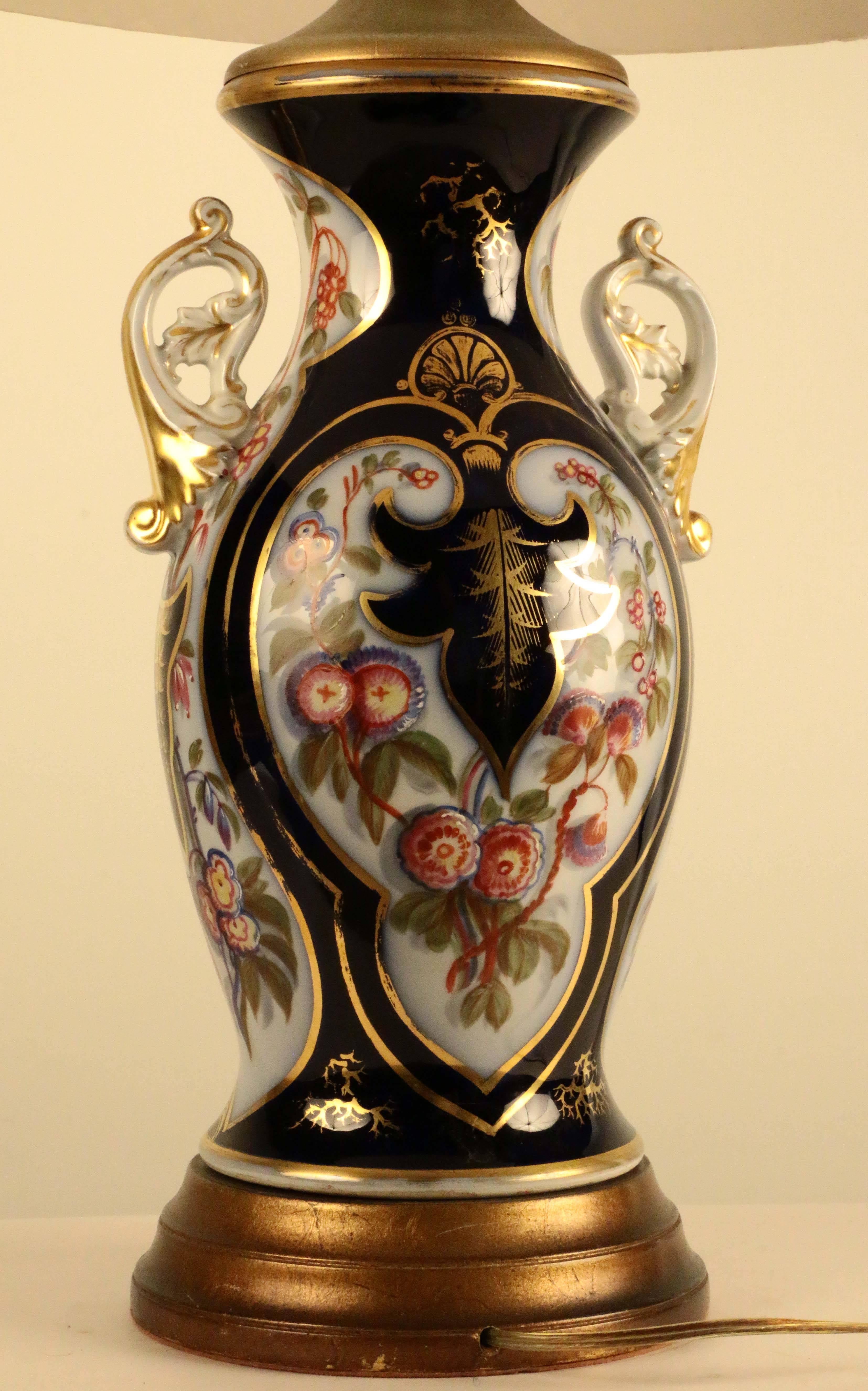 Peint à la main Paire de vases balustres en porcelaine allemande ancienne de style chinoiserie, convertis en lampes en vente