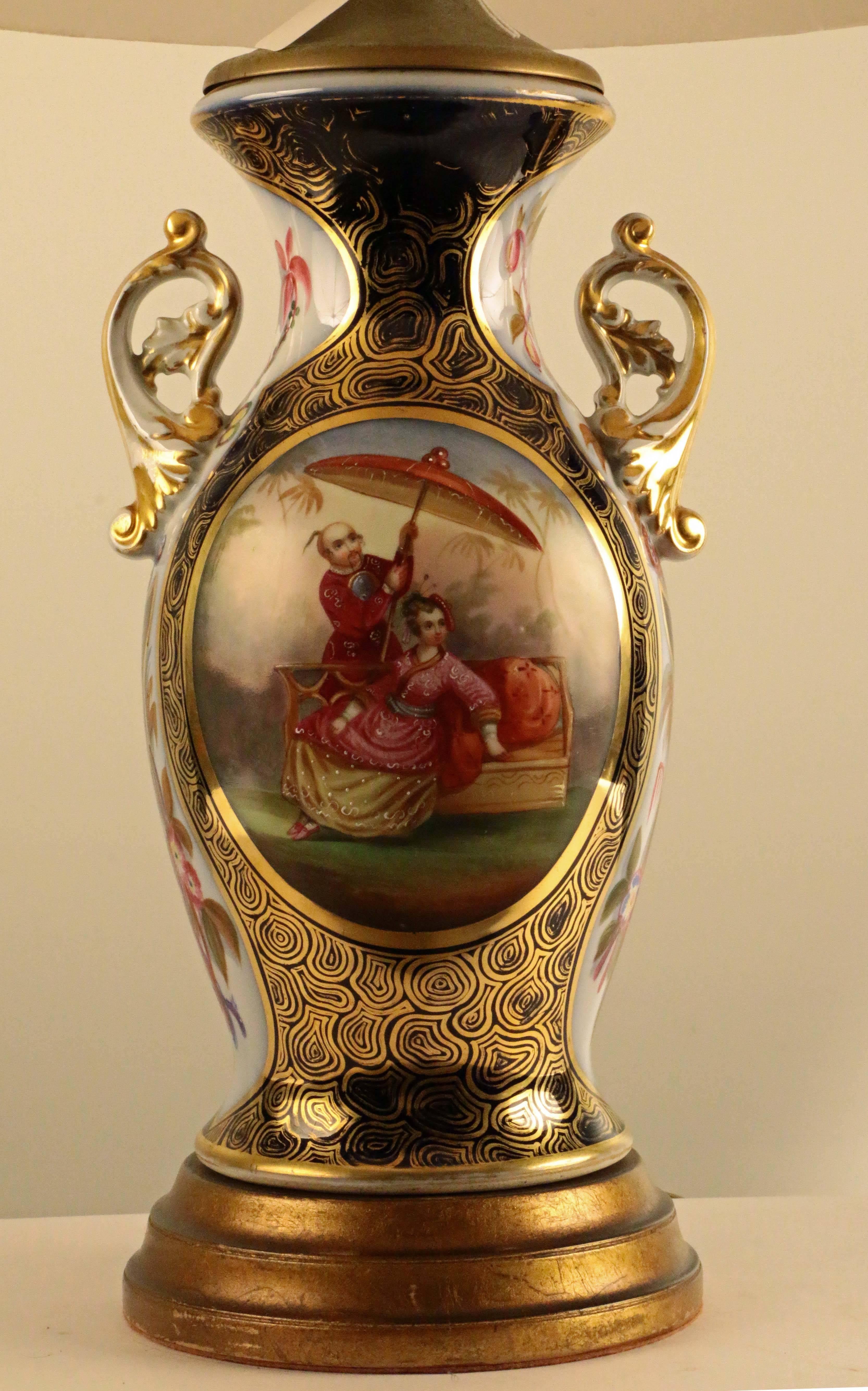 Paire de vases balustres en porcelaine allemande ancienne de style chinoiserie, convertis en lampes Bon état - En vente à Montreal, QC