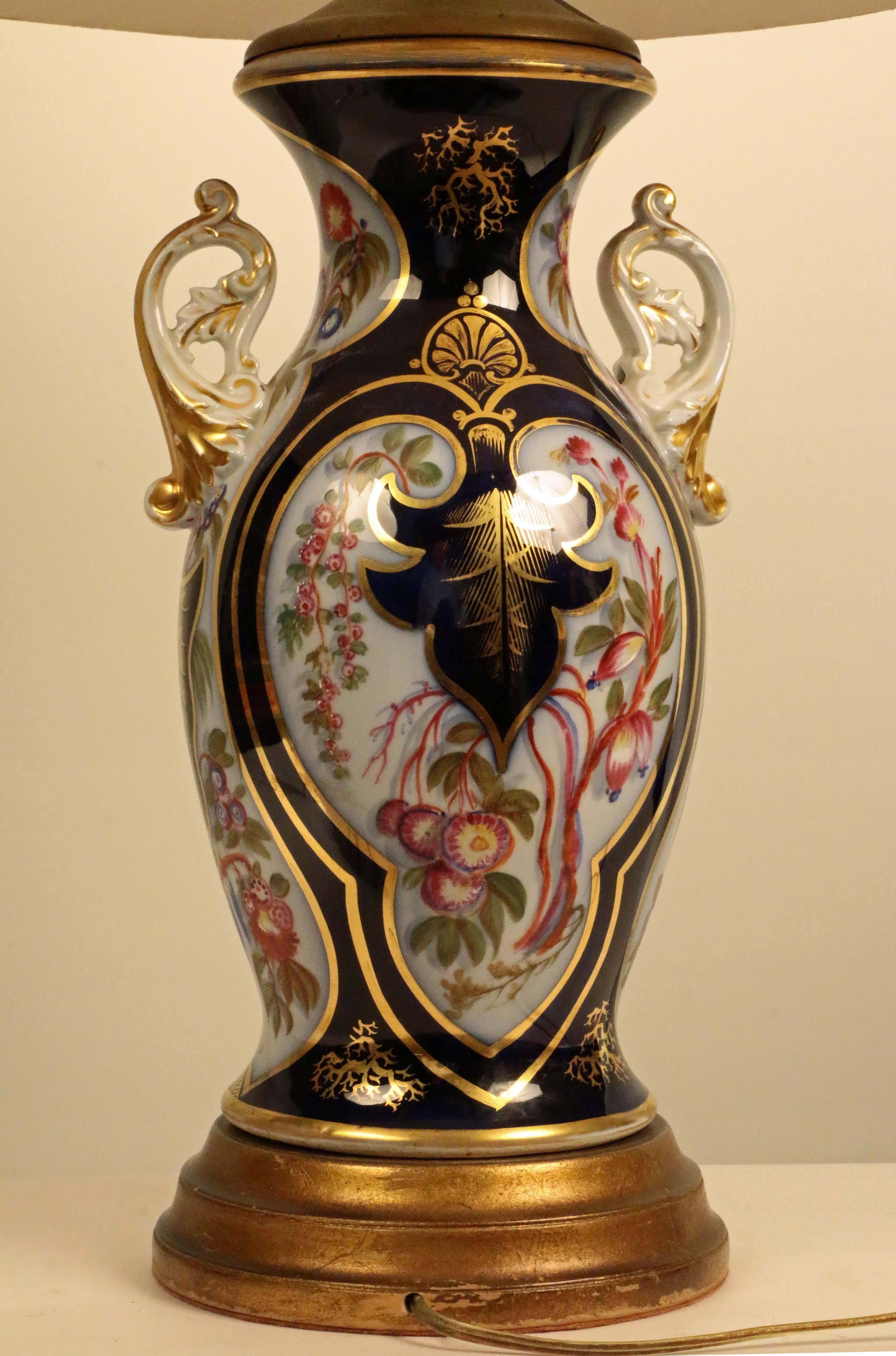 Porcelaine Paire de vases balustres en porcelaine allemande ancienne de style chinoiserie, convertis en lampes en vente