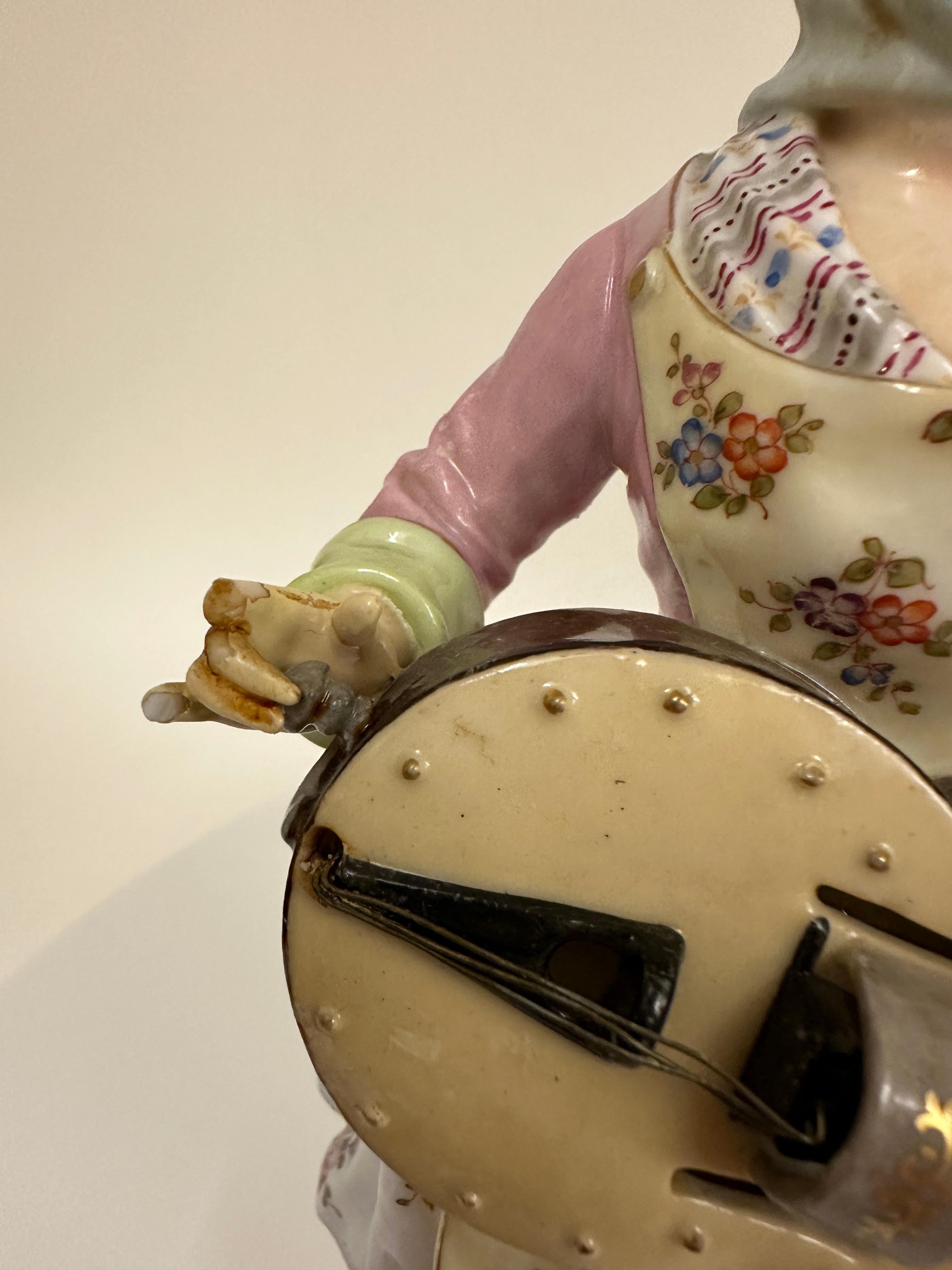 Paire de figurines musicales anciennes en porcelaine allemande, vers 1880 État moyen - En vente à New York, NY