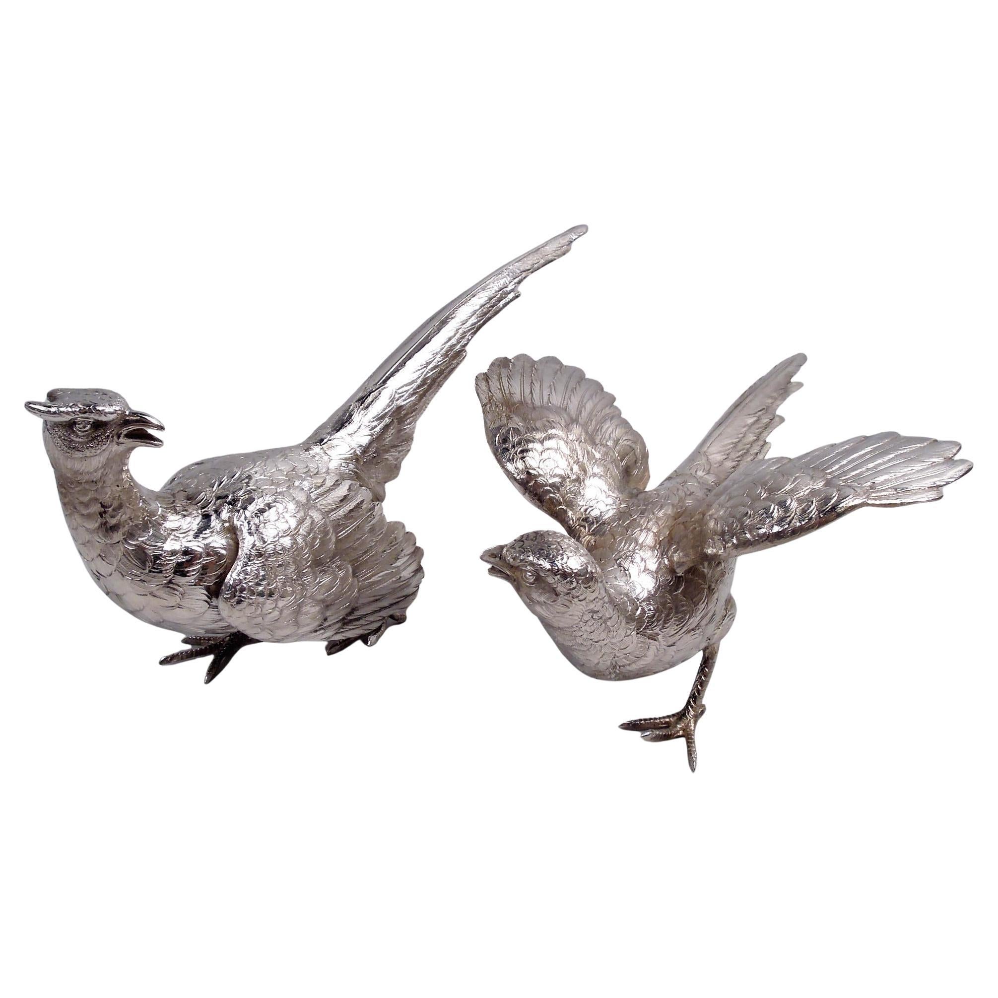 Paire d'ornements de table anciens en argent allemand représentant des faisans et des oiseaux.