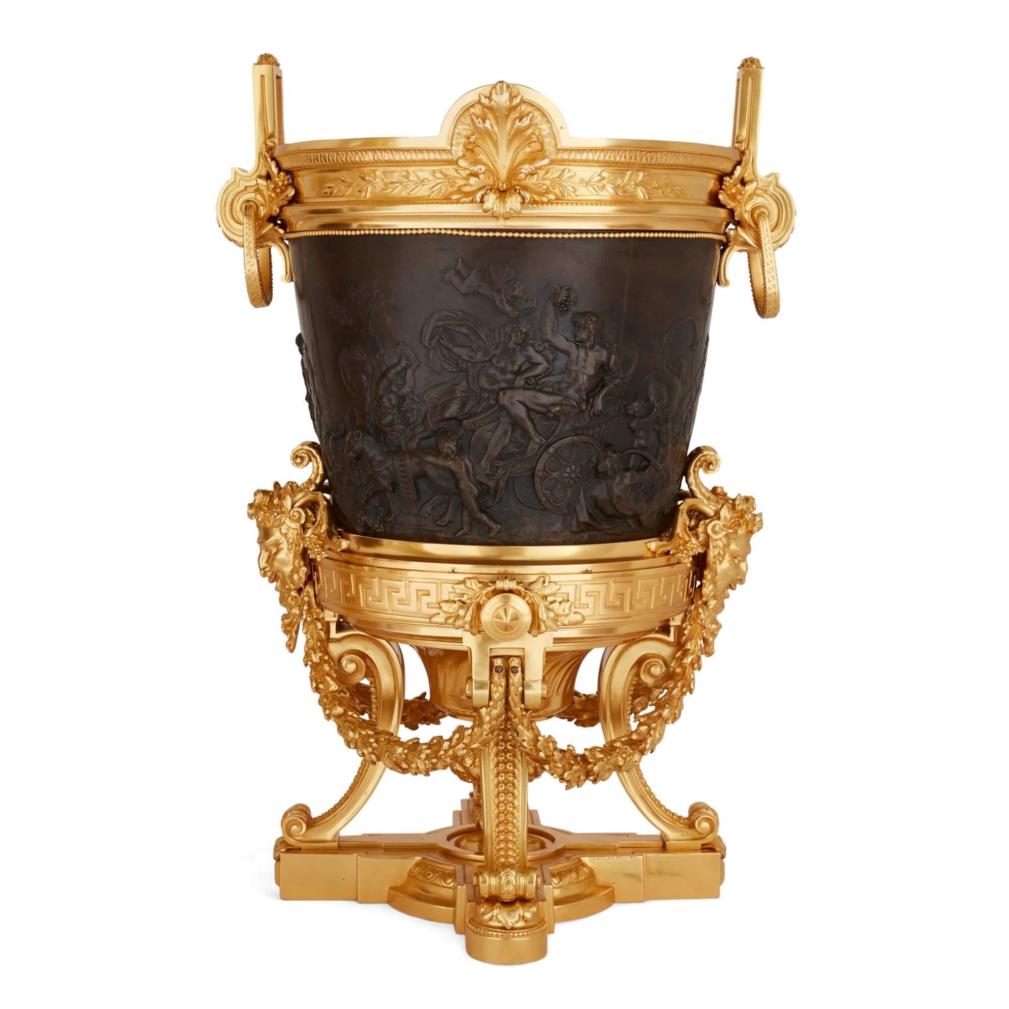 Pareja de Jardineras antiguas de bronce dorado y patinado de Barbedienne Vaciado en venta