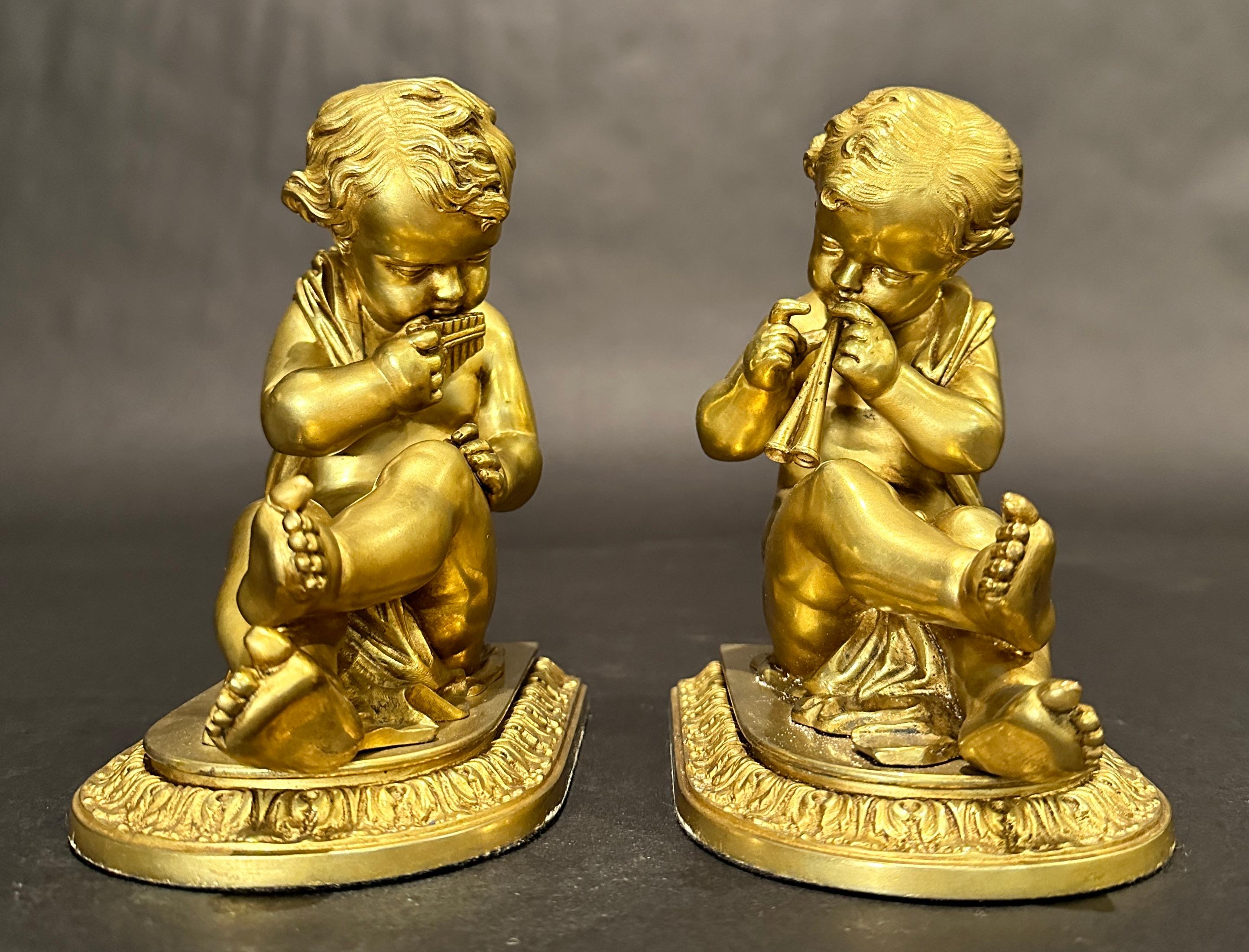 Français Paire de serre-livres anciens en bronze doré représentant des enfants avec des instruments de musique en vente