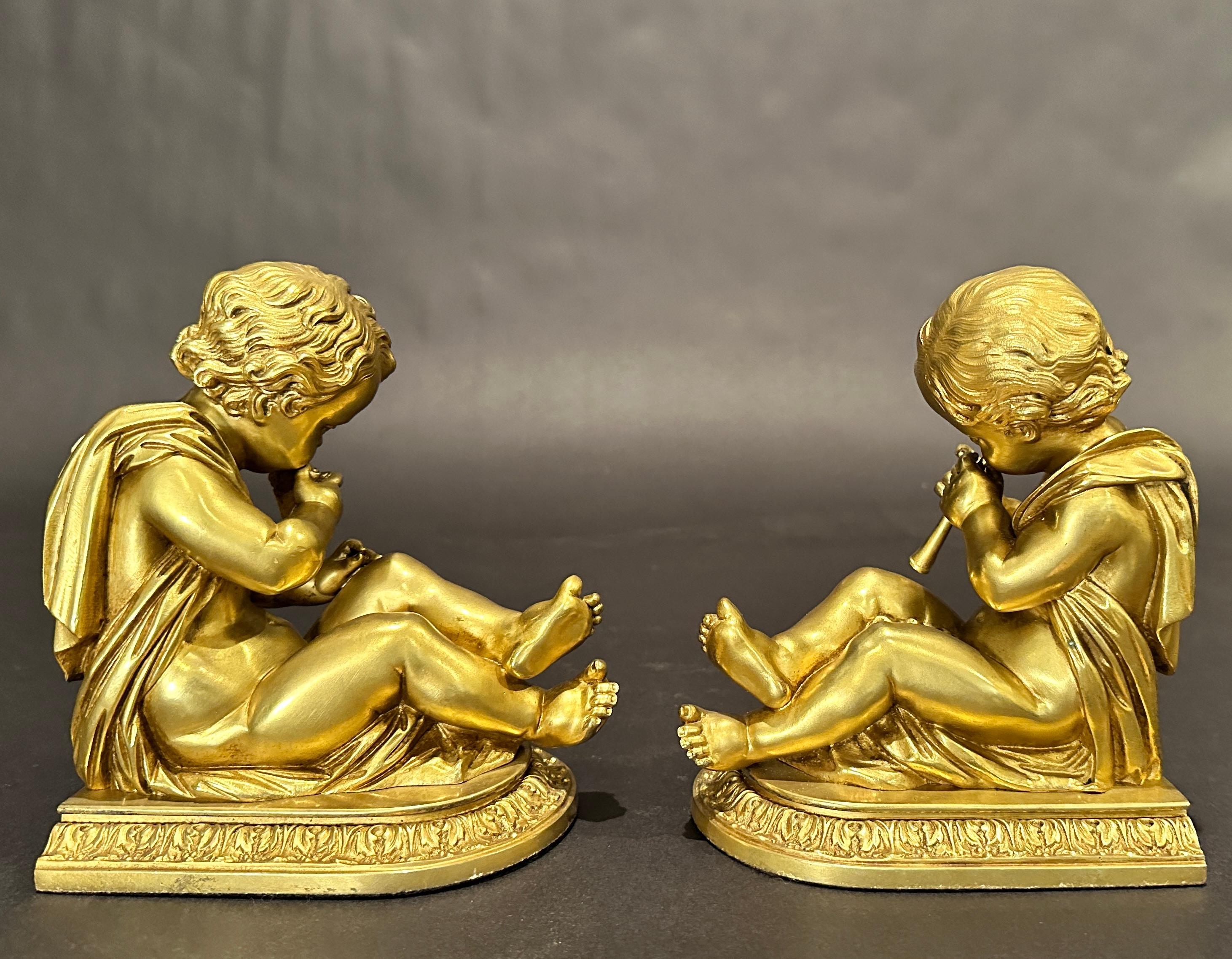 Doré Paire de serre-livres anciens en bronze doré représentant des enfants avec des instruments de musique en vente