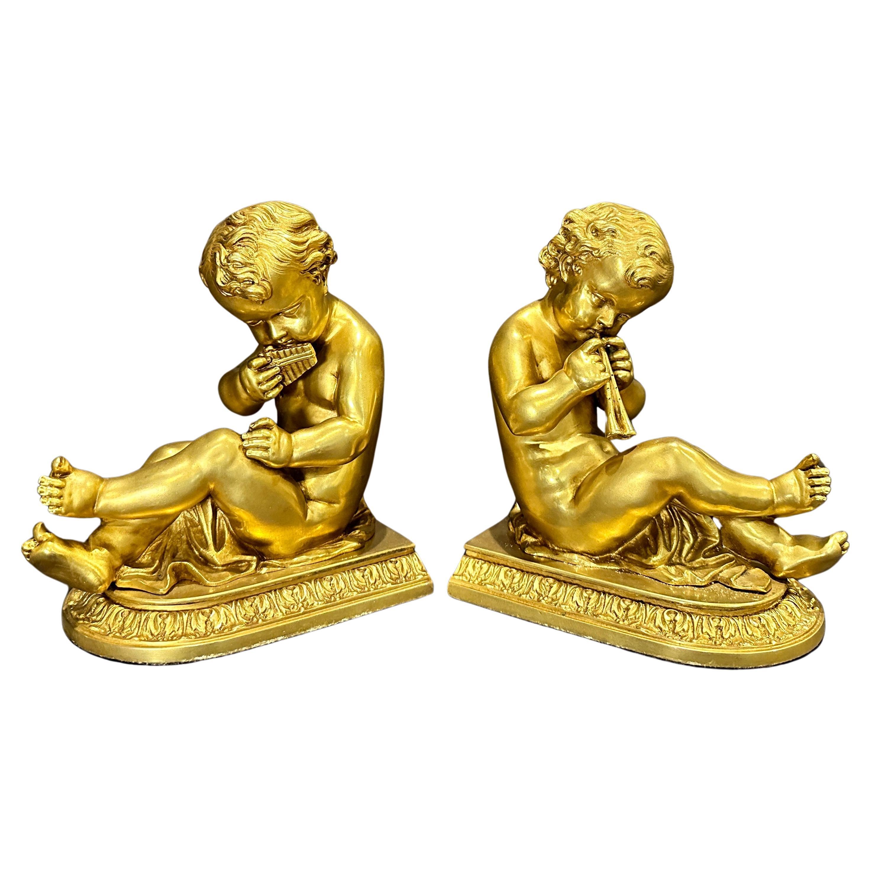 Paire de serre-livres anciens en bronze doré représentant des enfants avec des instruments de musique en vente