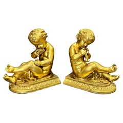 Paar antike vergoldete Bronze-Buchstützen für Kinder mit Musikinstrumenten