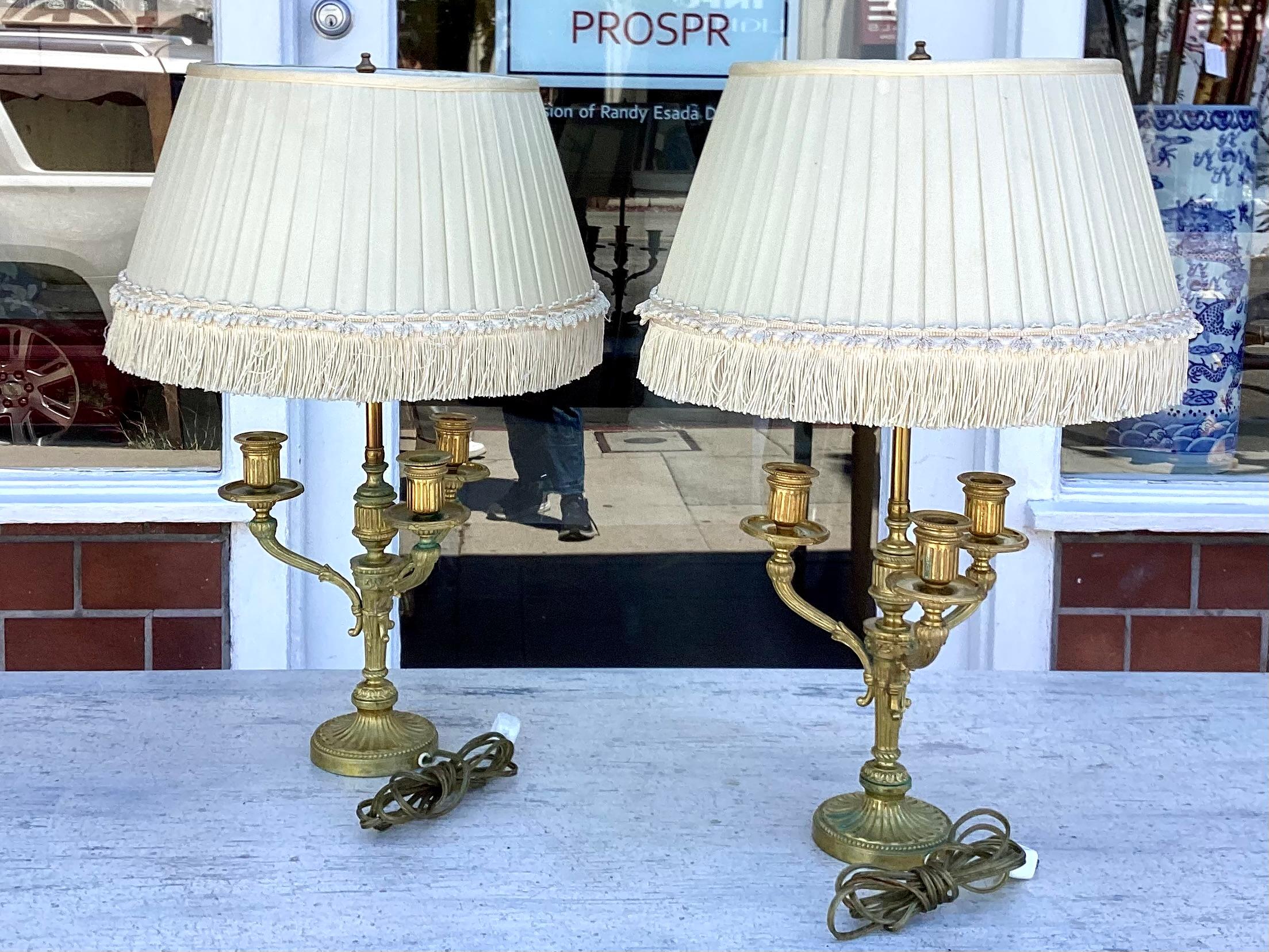 Regency Paire de chandeliers Bouillotte anciens en bronze doré en vente