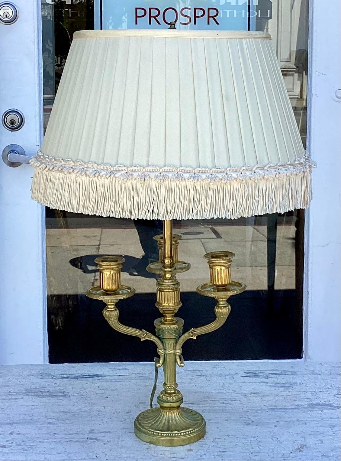 Français Paire de chandeliers Bouillotte anciens en bronze doré en vente