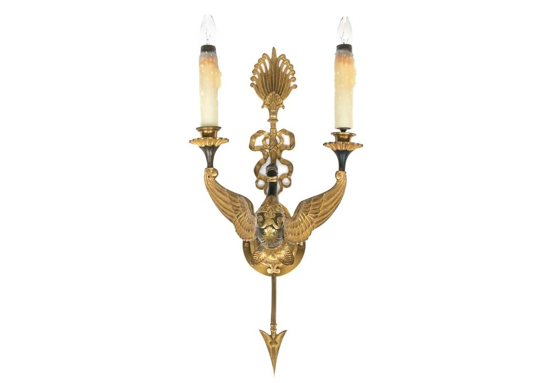 Excepcional pareja de apliques de pared franceses de bronce con forma de cisne Apliques de bronce grandes, altos y pesados. Los dorsos tienen forma de flecha en la parte inferior, con astas envueltas en lazos por encima y remates de palmetas. Una
