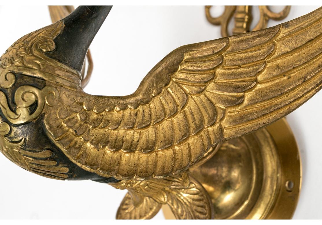 Par De Bronce Dorado Antiguo Estilo Imperio  Apliques Con Soporte Cisne en Bastante bueno estado para la venta en Bridgeport, CT