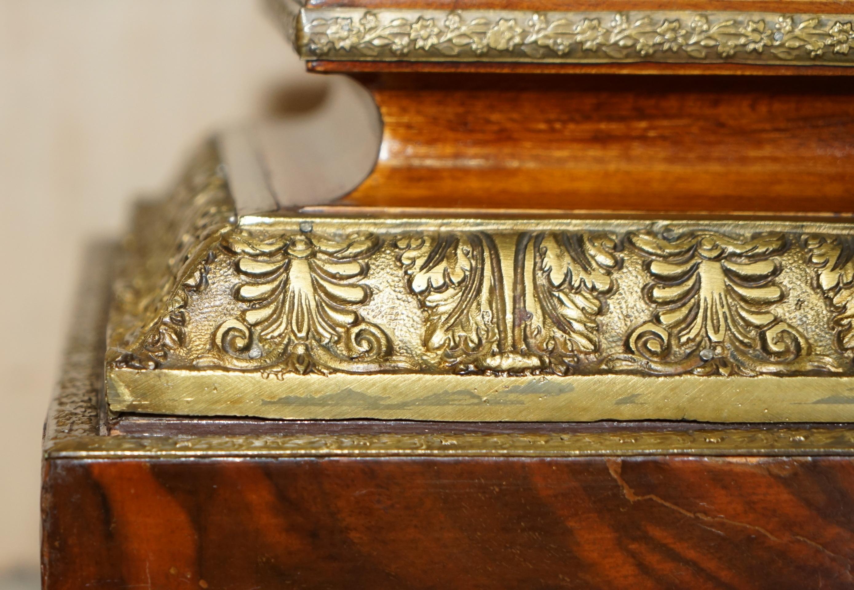 Paire de piédestaux anciens en ronce de noyer surmontés de marbre et bronze doré en vente 6
