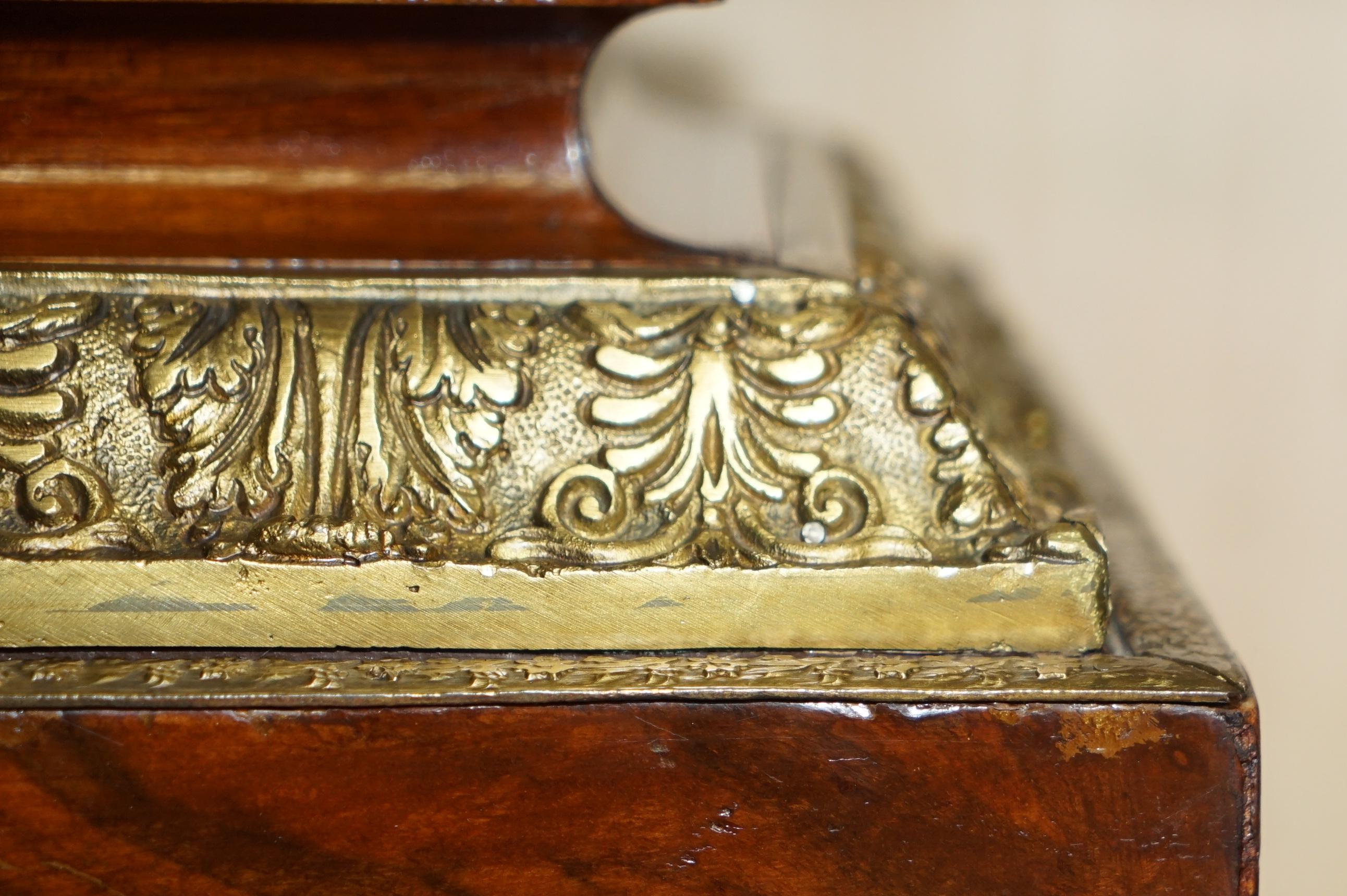 Paire de piédestaux anciens en ronce de noyer surmontés de marbre et bronze doré en vente 7