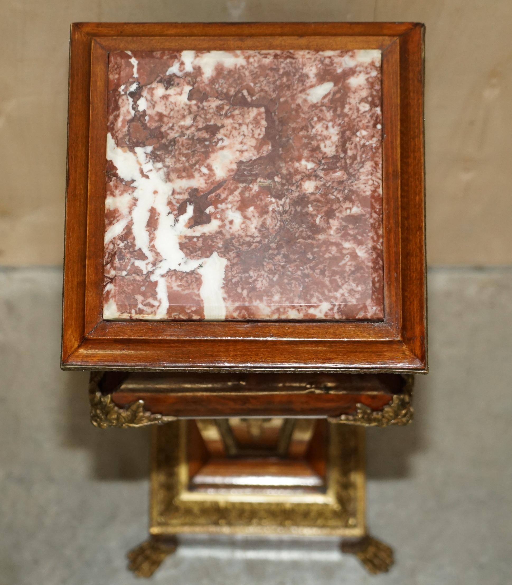 Paire de piédestaux anciens en ronce de noyer surmontés de marbre et bronze doré en vente 10